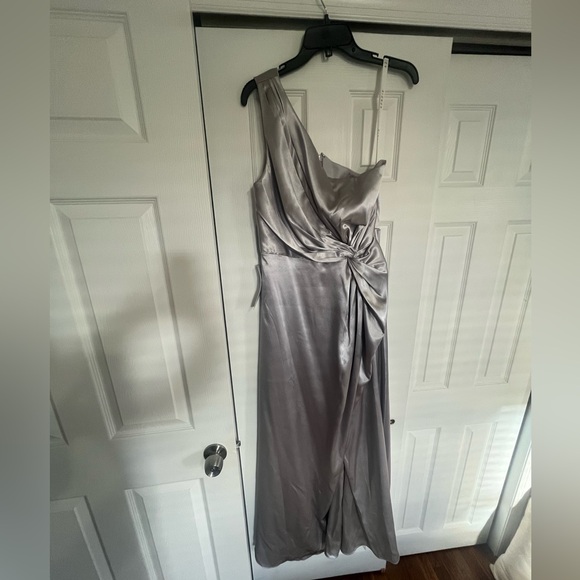 Elegant Silver Evening Gown - Picture 2 of 3